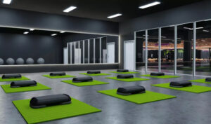 Kursraum im EASYFITNESS-Studio mit Trainingsmatten, Steppern und großen Fensterflächen