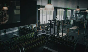 Freihantelbereich im EASYFITNESS-Studio mit Kurzhanteln, Trainingsbänken und großen Fensterflächen