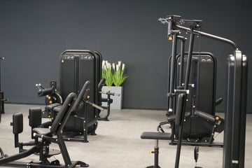 Moderner Trainingsbereich mit Kraftgeräten im EASYFITNESS-Studio
