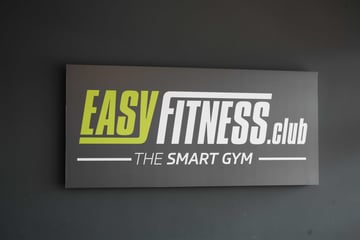 EASYFITNESS Smart Gym Logo an einer dunklen Wand