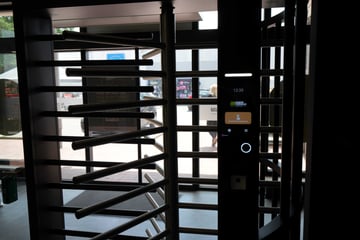 Eingangsbereich eines Smart Gyms mit digitalem Zutritt und Drehkreuz