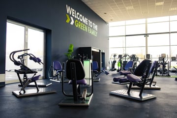 Heller Trainingsbereich im EASYFITNESS-Studio mit modernen Kraftgeräten und großen Fensterflächen
