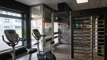 Cardiobereich im EASYFITNESS Smart Gym mit Ausdauergeräten und digitalem Drehkreuz am Eingang