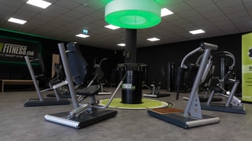 EASYFITNESS-Studio mit modernen Kraftgeräten und grünem Deckenelement