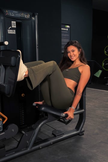Frau beim Beintraining an der Beinpresse im EASYFITNESS-Studio