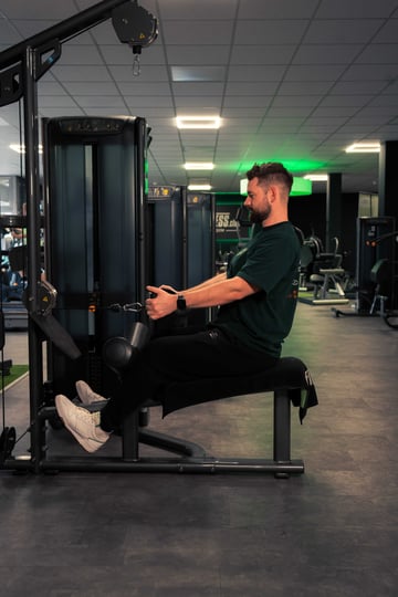 Mann beim Rückentraining am Rudergerät im EASYFITNESS-Studio