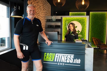 Mitarbeiter und Mitarbeiterin am Empfang eines EASYFITNESS EMS-Studios