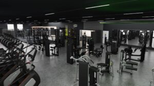 Großzügiger Trainingsbereich im EASYFITNESS-Studio mit Cardio- und Kraftgeräten