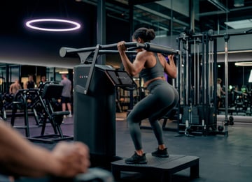 Frau beim funktionellen Beintraining auf einer Trainingsplattform im EASYFITNESS-Studio