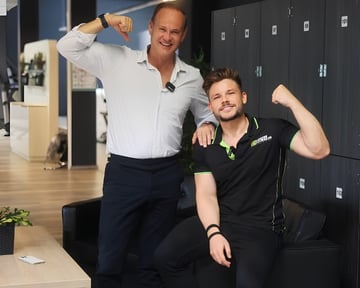 Inhaber und Gründer von EASYFITNESS mit einem Partner in einem der EASYFITNESS Fitnessstudios