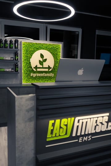Empfangsbereich eines modernen EASYFITNESS Studios mit begrüntem Markenlogo