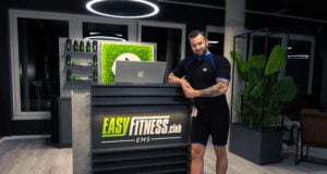 Mitarbeiter am Empfang eines modernen EASYFITNESS Studios