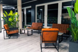 Loungebereich eines modernen EASYFITNESS Studios mit Sitzmöbeln und Pflanzen