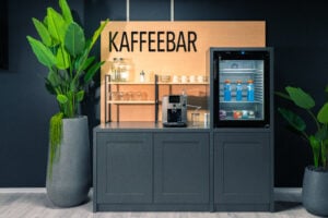 Kaffeebar mit Getränkeautomat in einem modernen EASYFITNESS Studio