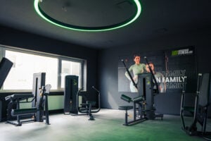 Trainingsbereich mit Kraftgeräten in einem modernen EASYFITNESS Studio