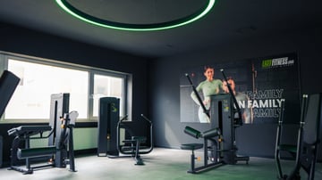 Trainingsbereich eines EASYFITNESS Lifestyle & Sport Studios mit Kraftgeräten
