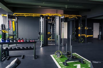 Functional-Training-Bereich mit Kabelzug, Kettlebells und Trainingszubehör in einem EASYFITNESS Studio
