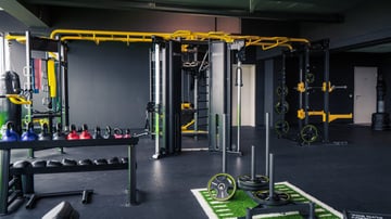 Functional-Training-Bereich mit Kraftgeräten und Kettlebells