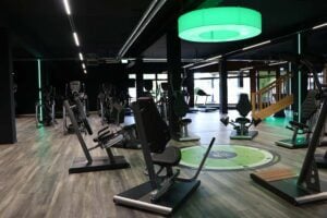 Offener Krafttrainingsbereich im EASYFITNESS Lebach mit modernen Geräten und grünem Deckenelement