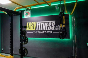 Krafttrainingsbereich im EASYFITNESS Smart Gym Hohenhameln mit Rack und Trainingszubehör`