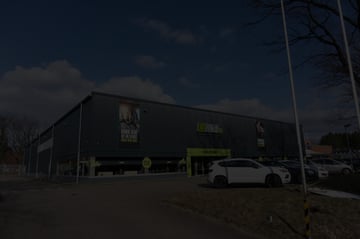 Hintergrundbild mit dem Parkplatz und Eingang eines EASYFITNESS Fitnessstudios